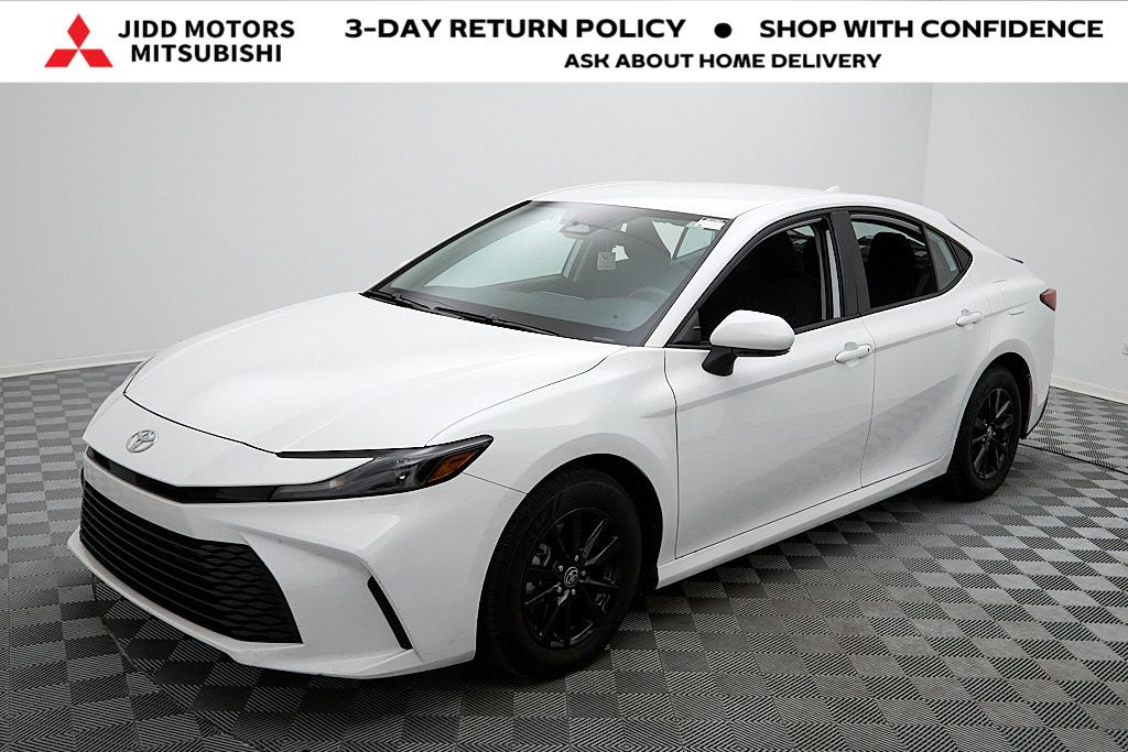 2025 Toyota Camry LE's photo