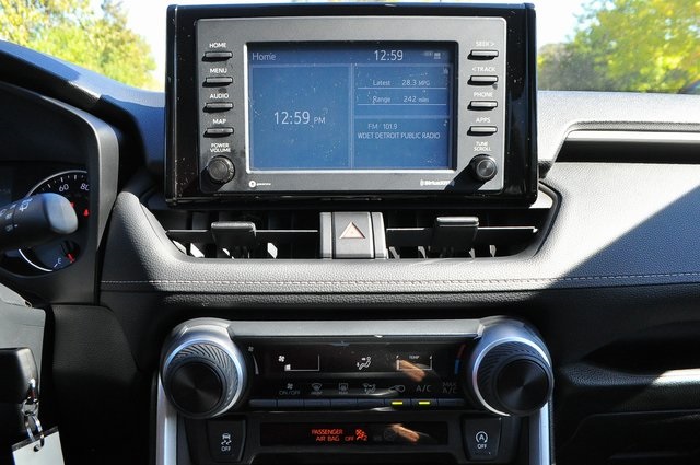 2020 Toyota RAV4 LE photo 34