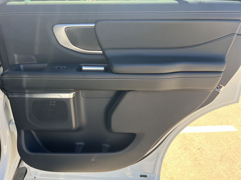 2025 Ford Expedition Platinum photo 32