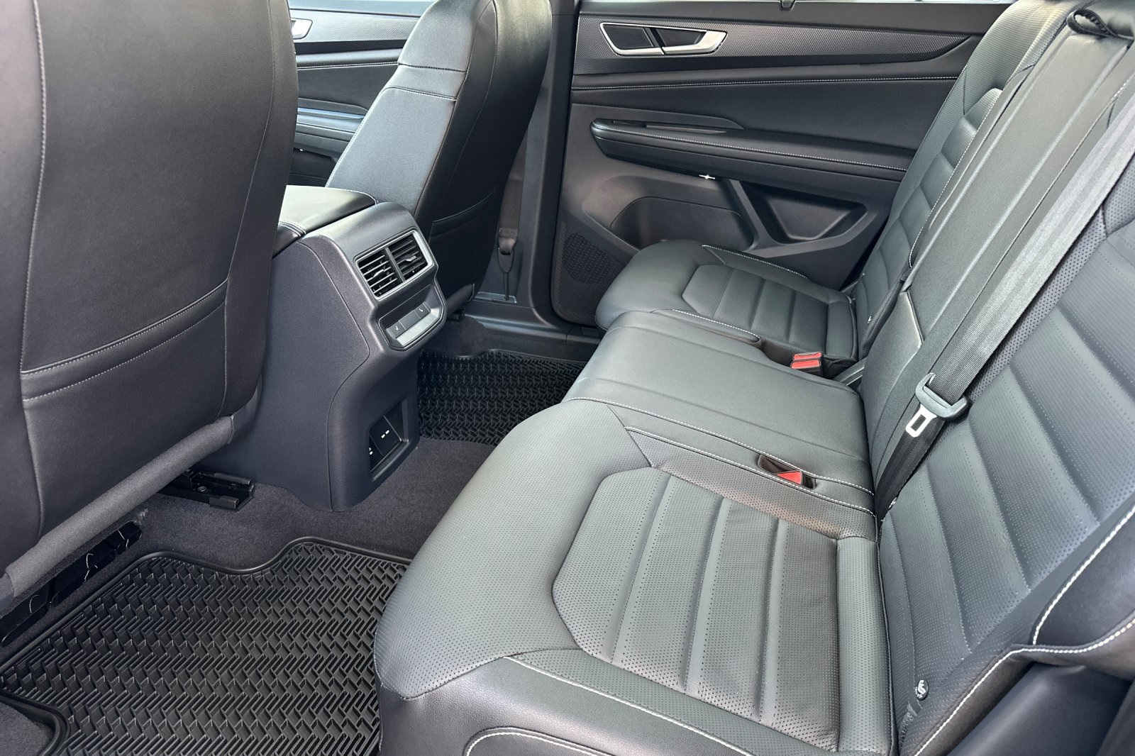 2025 Volkswagen Atlas Cross Sport SEL R-Line photo 9