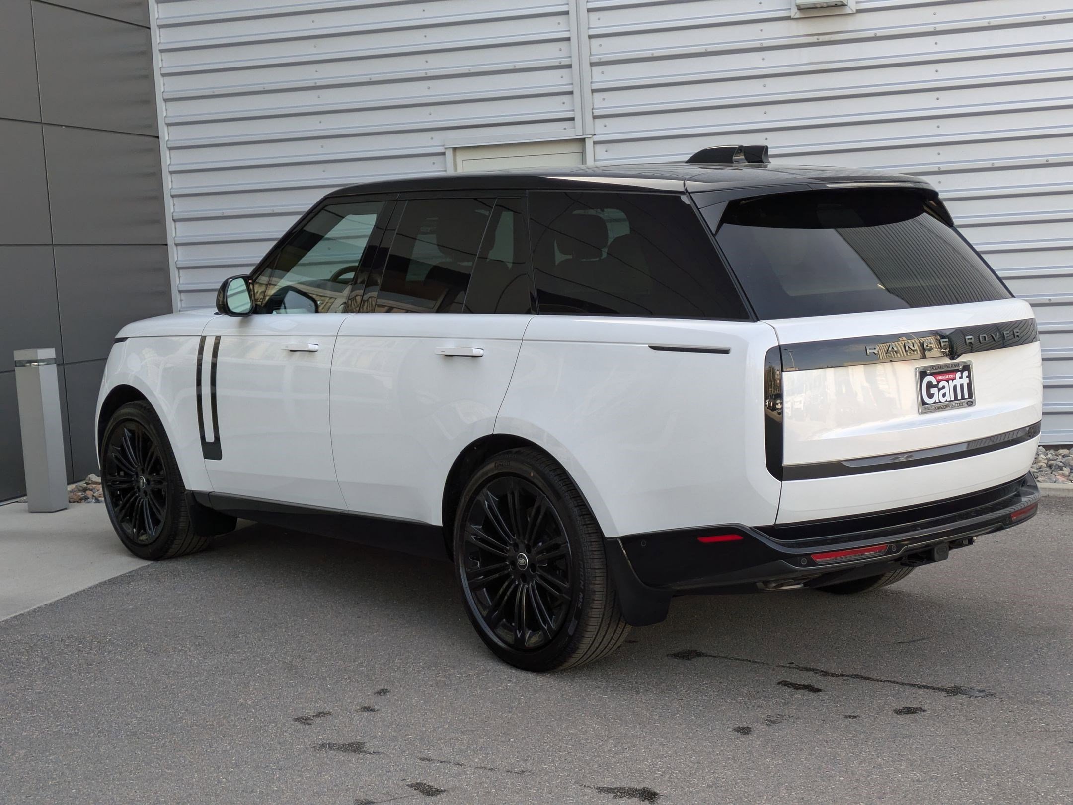 2025 Land Rover Range Rover SE photo 3