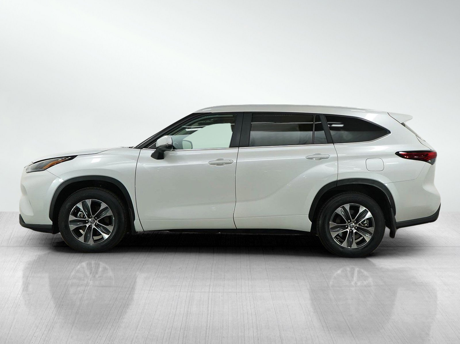 Used 2023 Toyota Highlander XLE with VIN 5TDKDRBH9PS027905 for sale in Bloomington, Minnesota