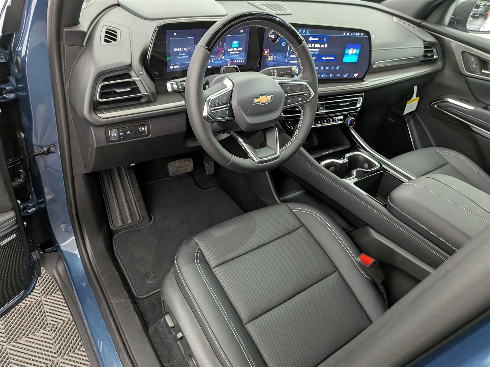 2026 Chevrolet Traverse photo 2