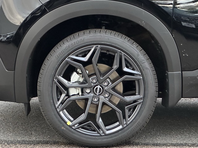 2025 Nissan Kicks SR photo 4