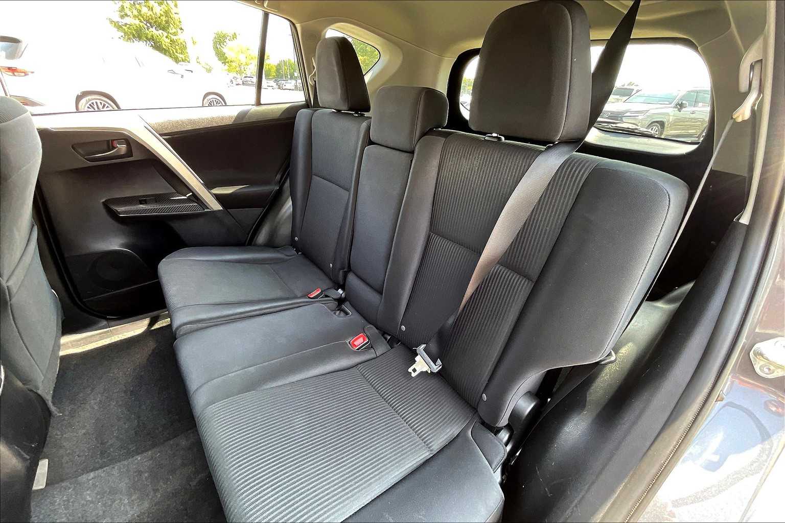 2015 Toyota RAV4 LE photo 17