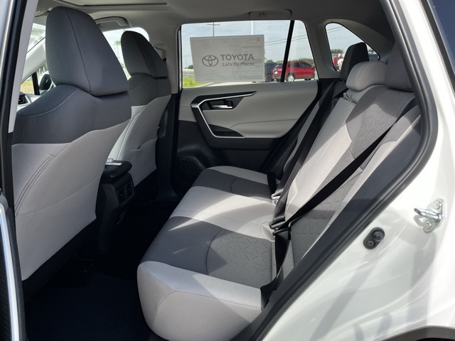 2025 Toyota RAV4 XLE photo 16