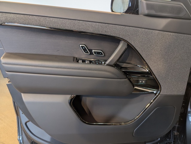 2025 Land Rover Range Rover Sport SE photo 8