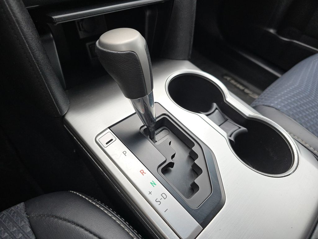 2014 Toyota Camry SE photo 19