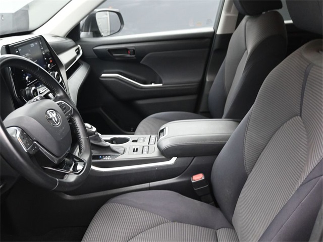 2020 Toyota Highlander LE photo 3