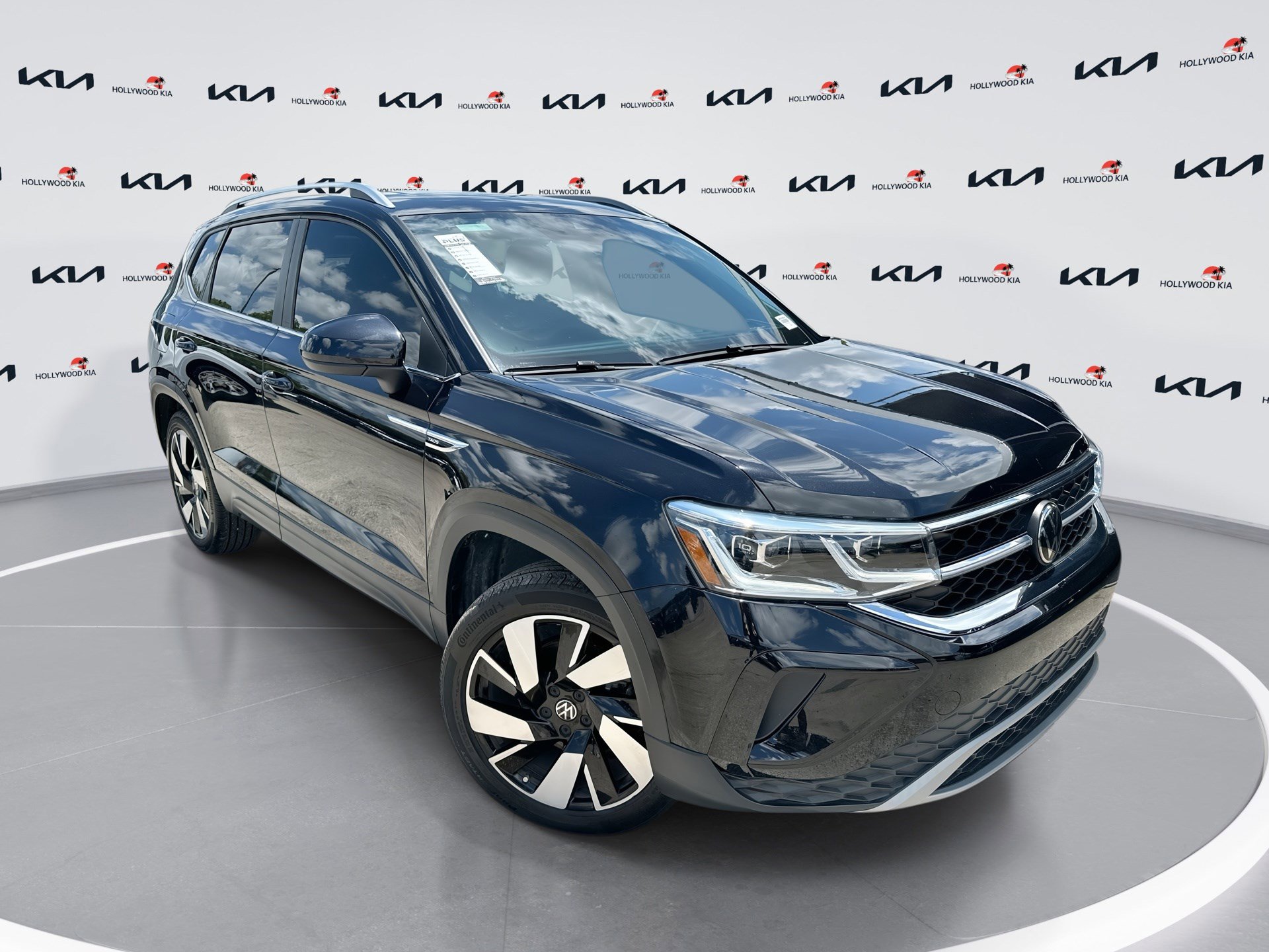 2024 Volkswagen Taos SEL's photo