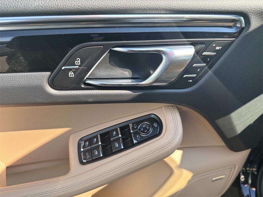 2026 Porsche Macan T photo 21