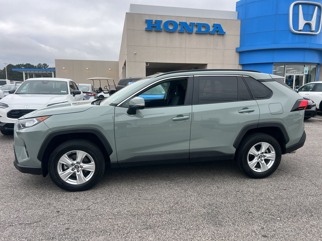 2021 Toyota RAV4 XLE photo 2