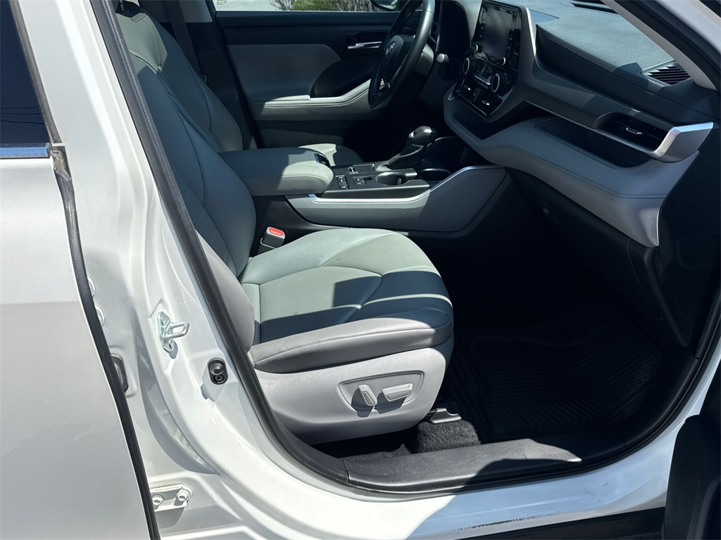2021 Toyota Highlander XLE photo 13
