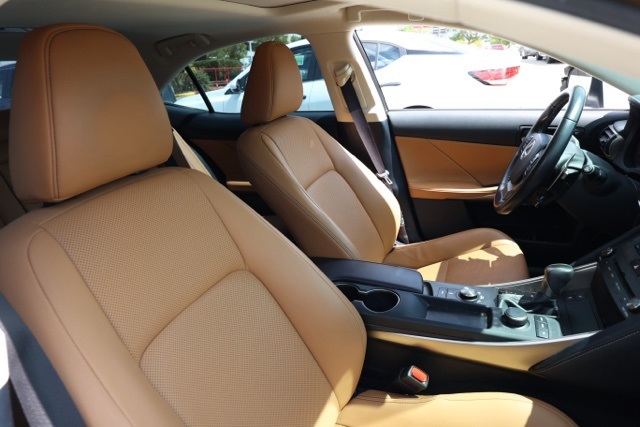 2020 Lexus IS 300 photo 19