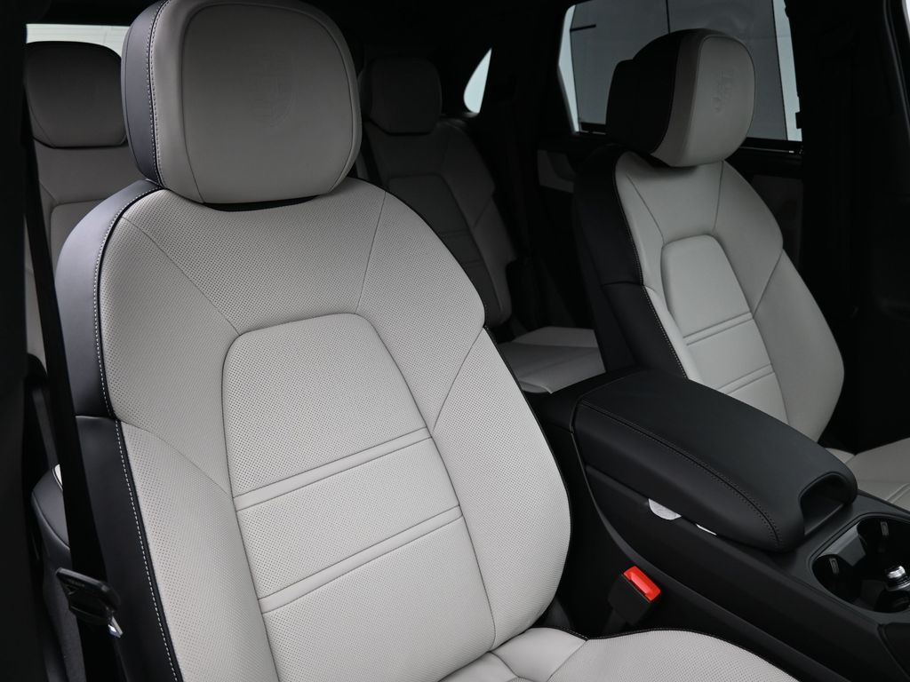 2026 Porsche Cayenne photo 16