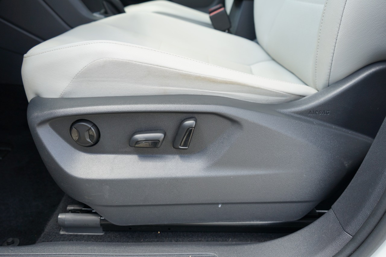 2020 Volkswagen Tiguan SEL photo 21