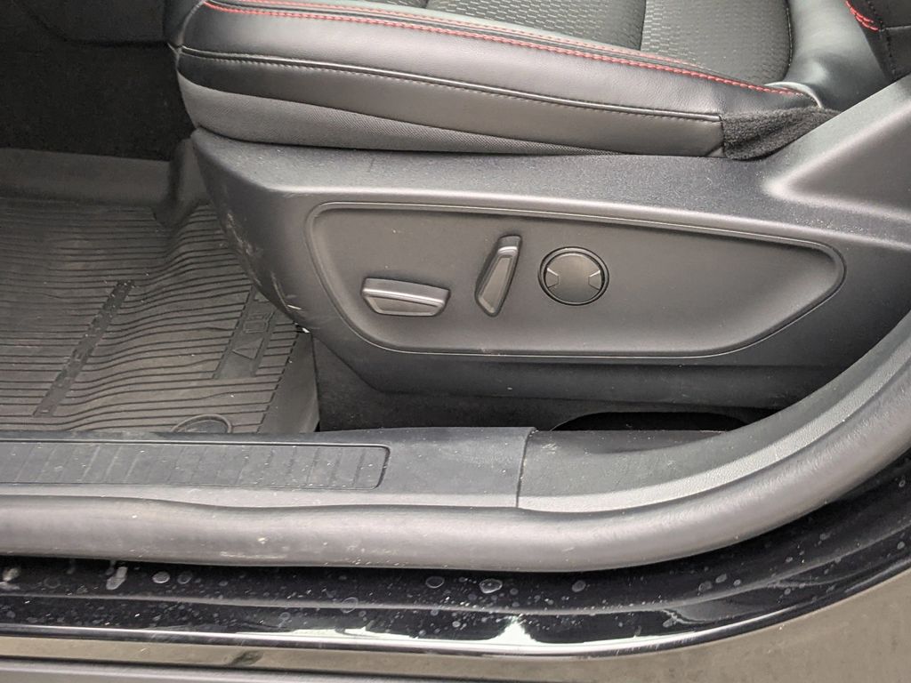 2025 Ford Escape Hybrid ST-Line photo 17