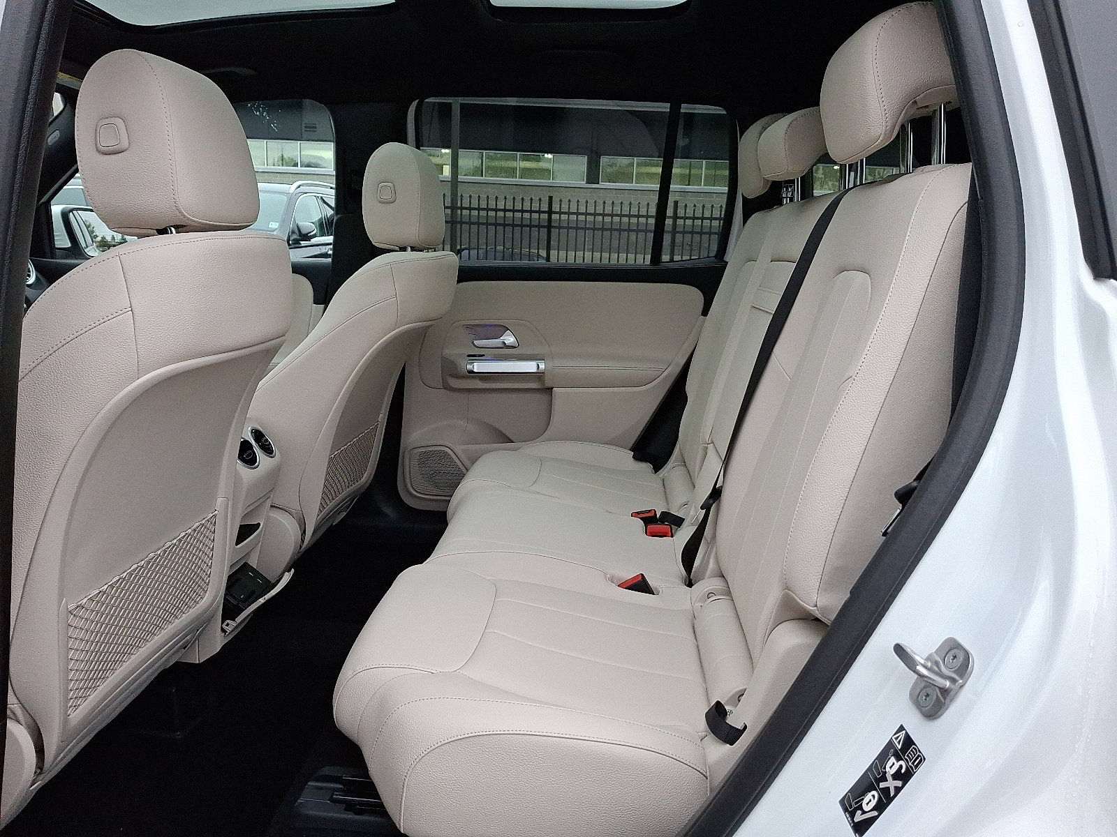 2025 Mercedes Benz GLB 250 4MATIC photo 4