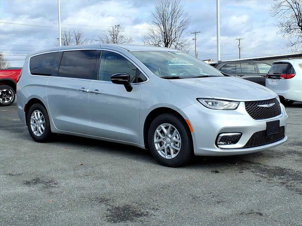 2026 Chrysler Pacifica Select's photo