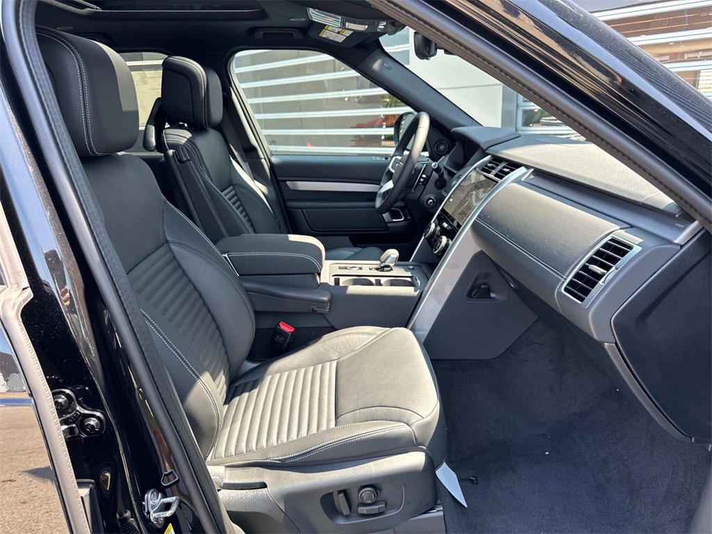 2025 Land Rover Discovery SE photo 11