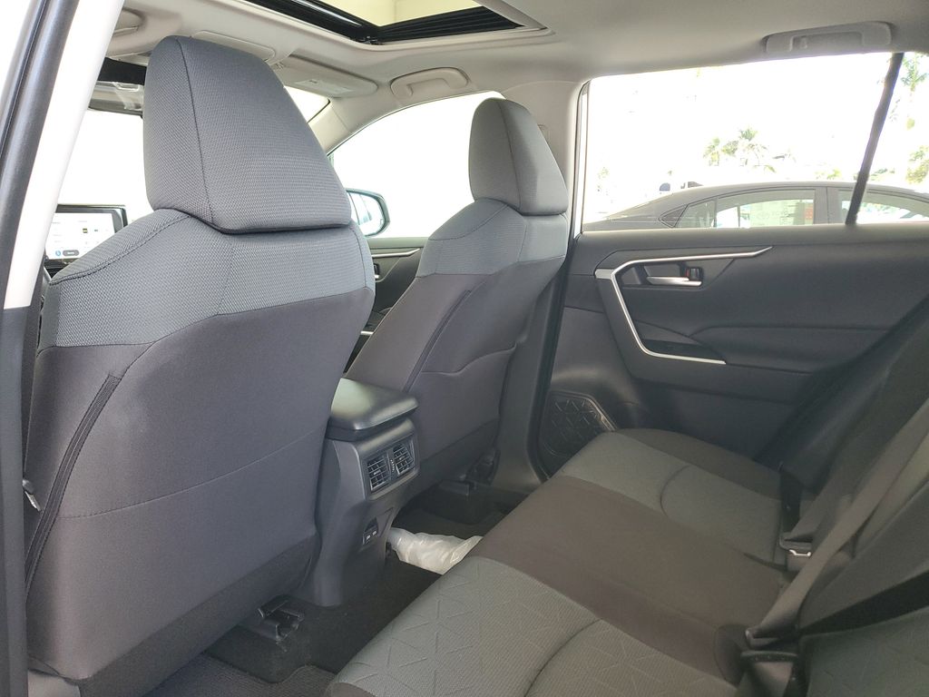 2025 Toyota RAV4 XLE photo 17