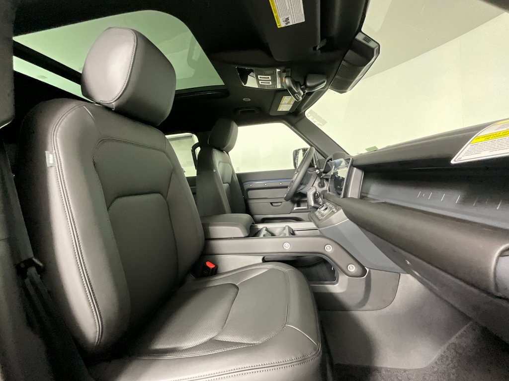 2025 Land Rover Defender 110 S photo 3