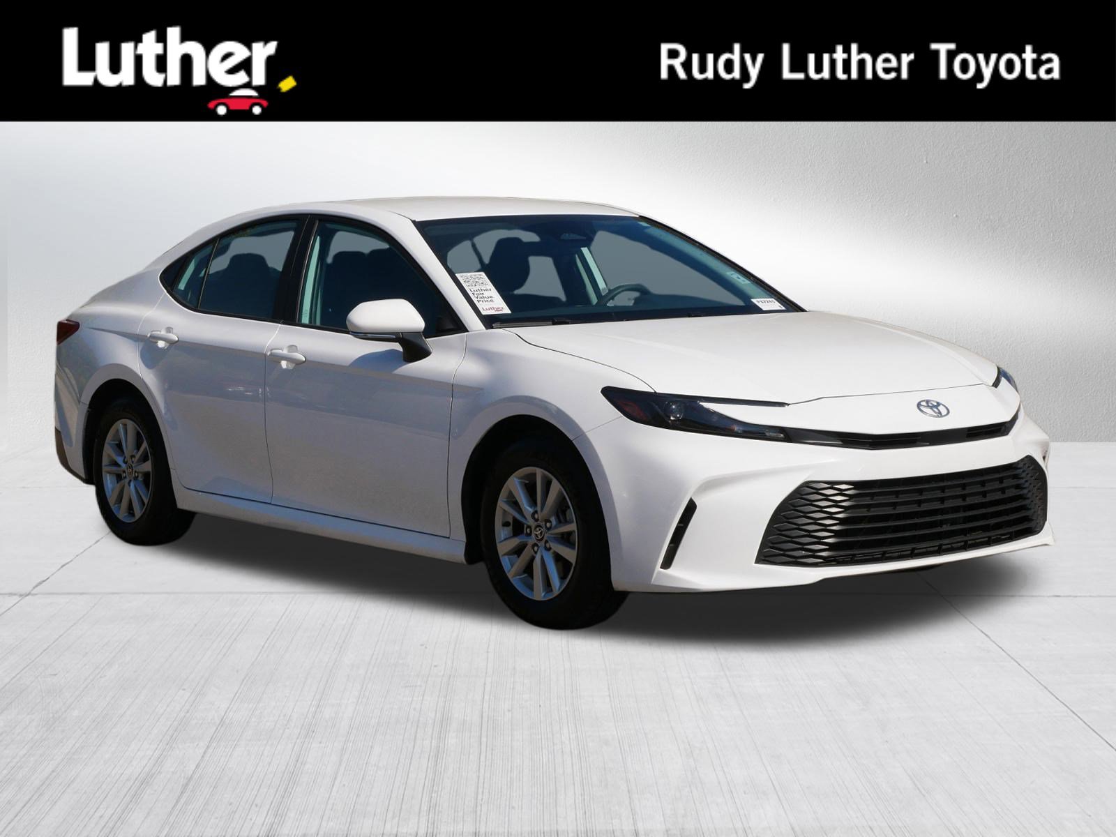 2025 Toyota Camry LE's photo