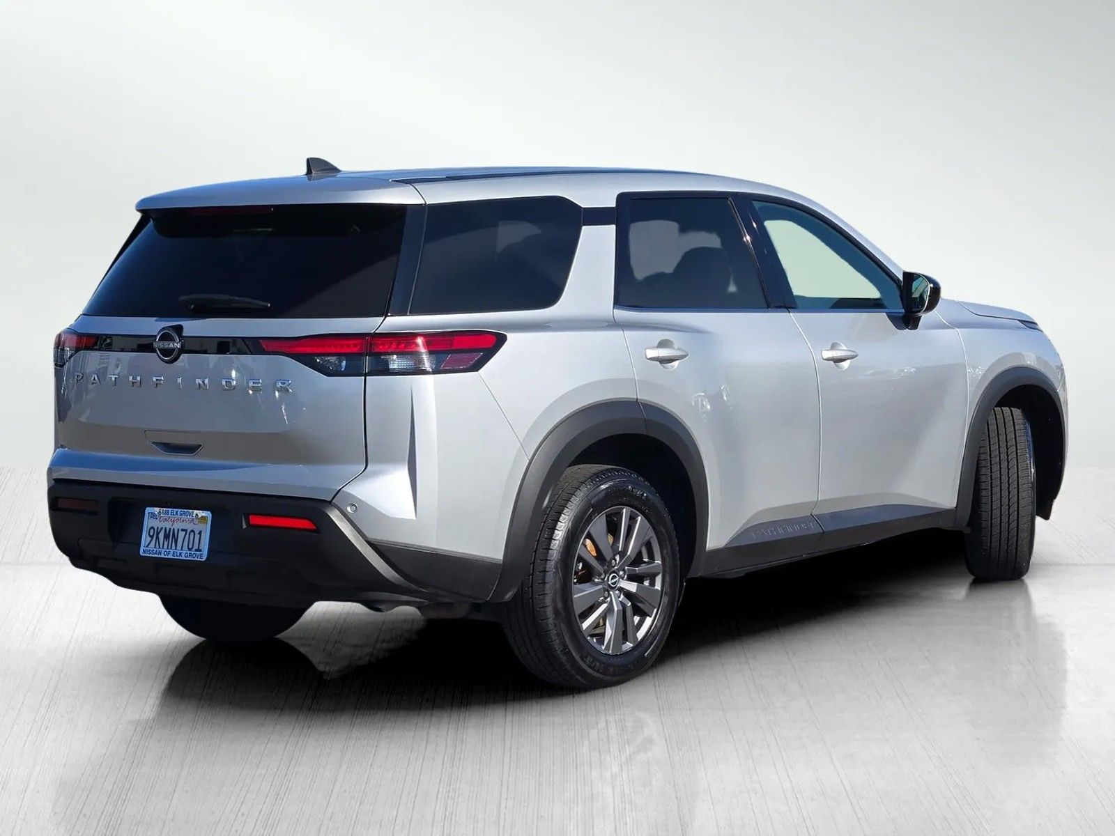 2023 Nissan Pathfinder S photo 2