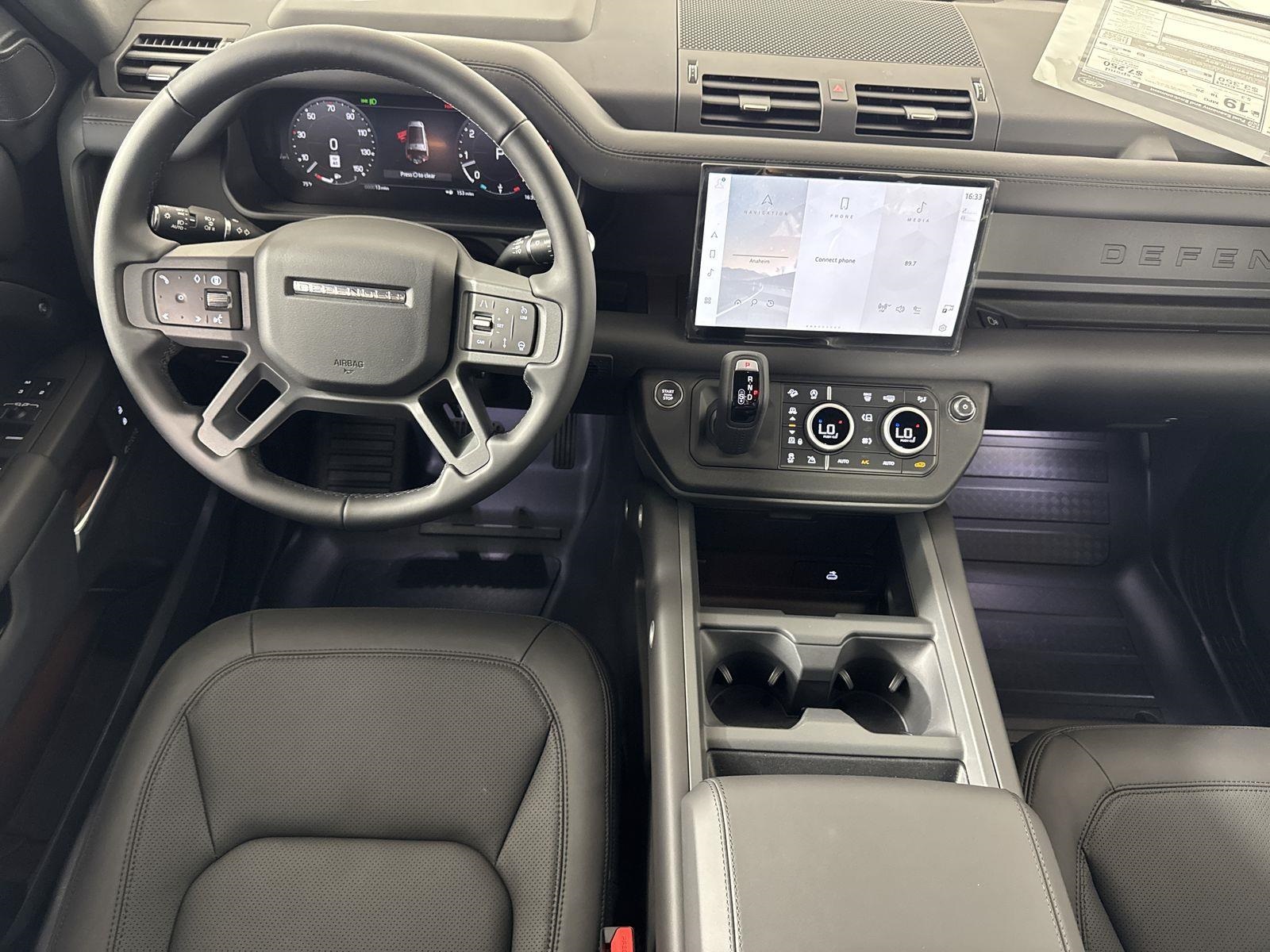2025 Land Rover Defender 130 X-Dynamic SE photo 11