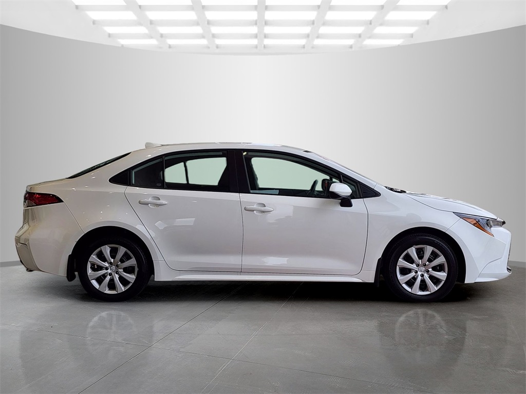 2025 Toyota Corolla LE photo 2