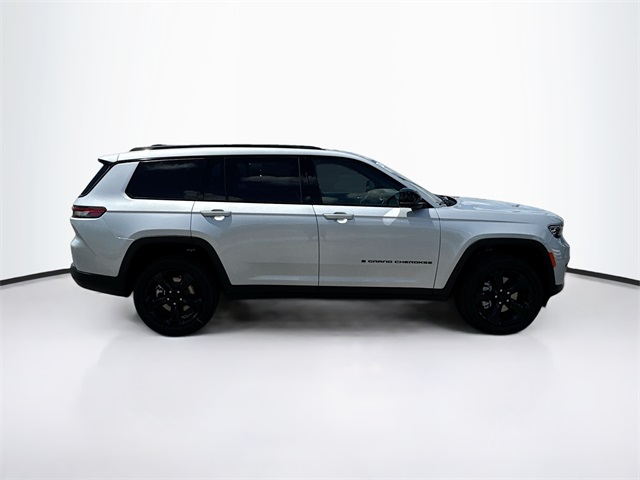 2025 Jeep Grand Cherokee Altitude photo 3