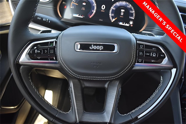 2025 Jeep Grand Cherokee Overland photo 2