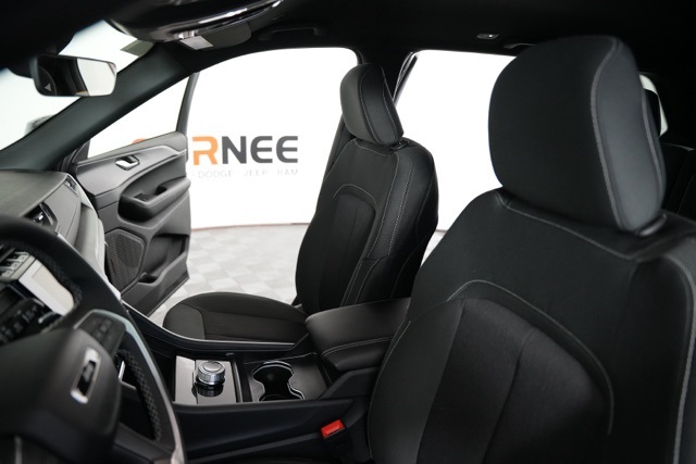 2025 Jeep Grand Cherokee Laredo photo 2