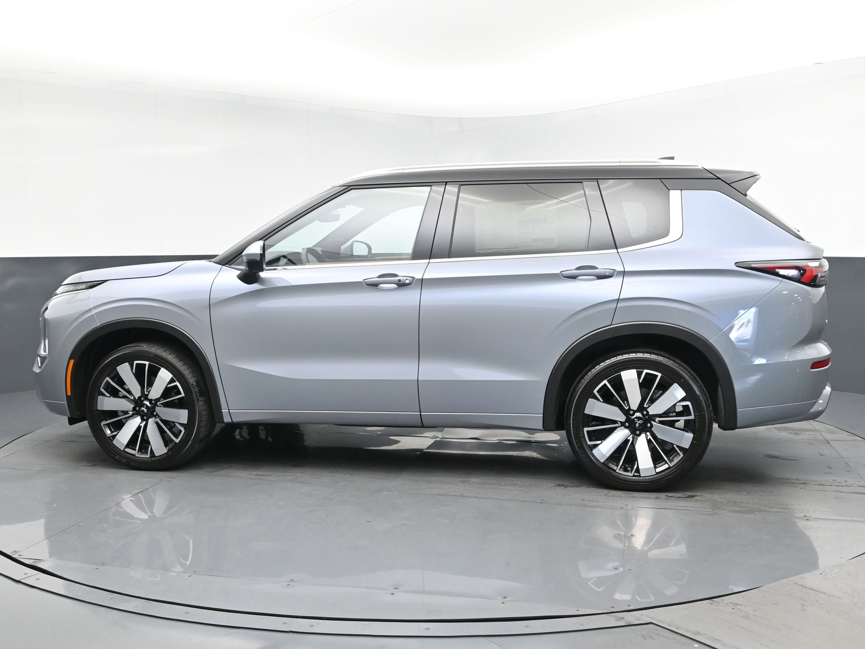 2025 Mitsubishi Outlander SEL photo 4