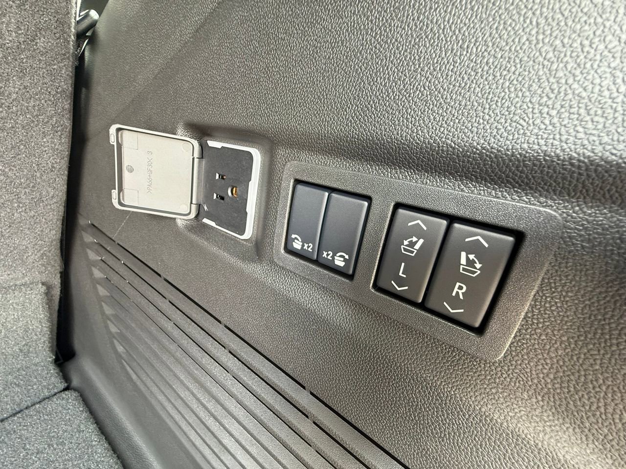 2025 Chevrolet Tahoe Premier photo 36