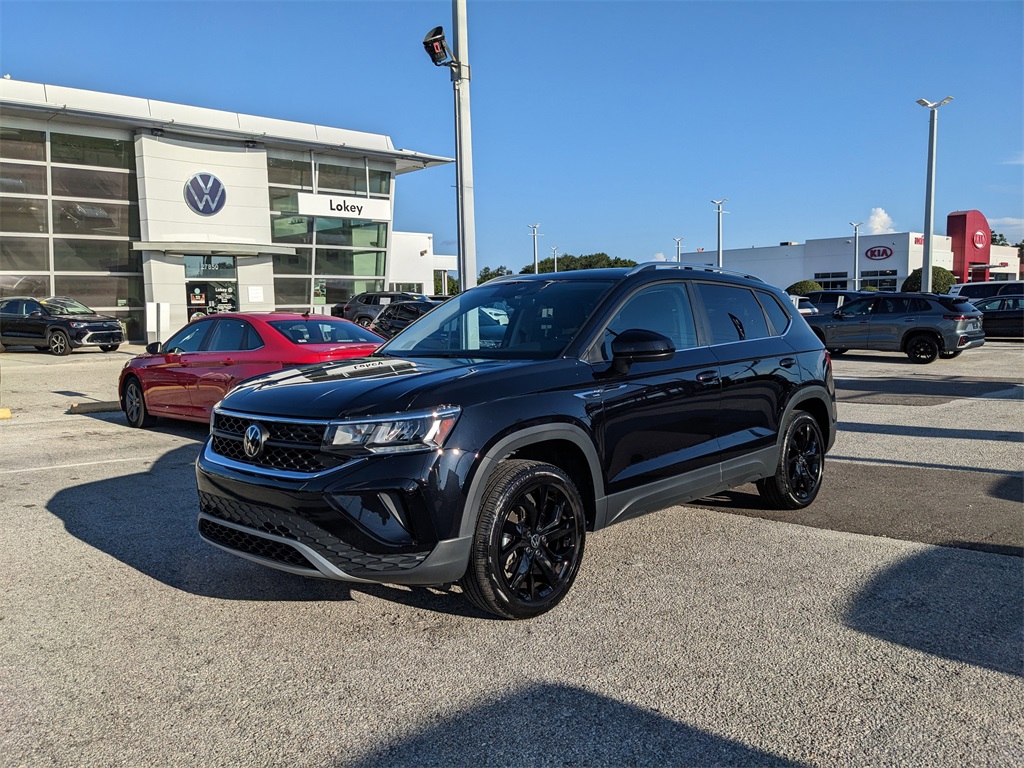 2024 Volkswagen Taos SE photo 2