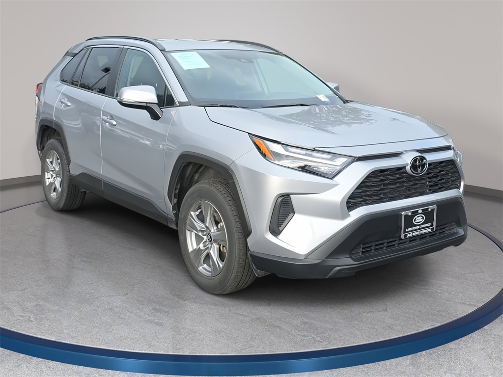 2024 Toyota RAV4 XLE photo 3