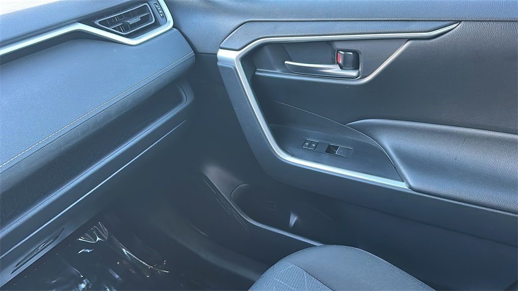 2023 Toyota RAV4 XLE photo 22