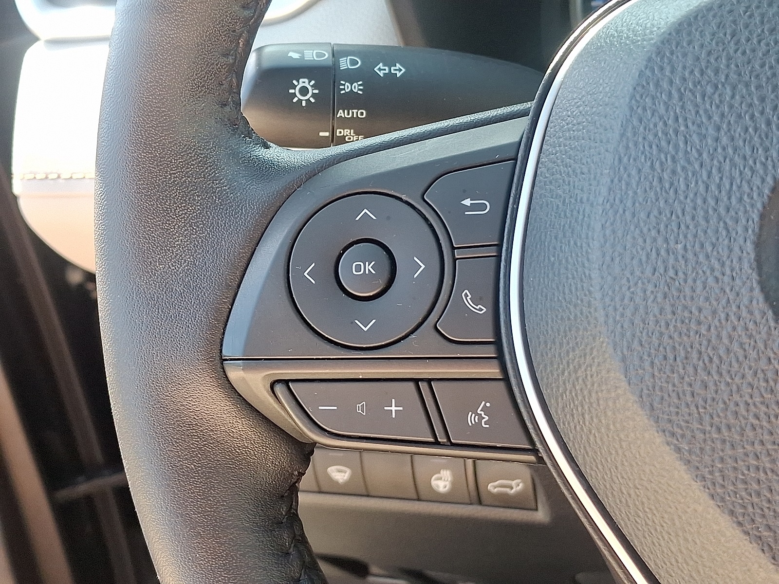 2022 Toyota RAV4 Hybrid XLE photo 18