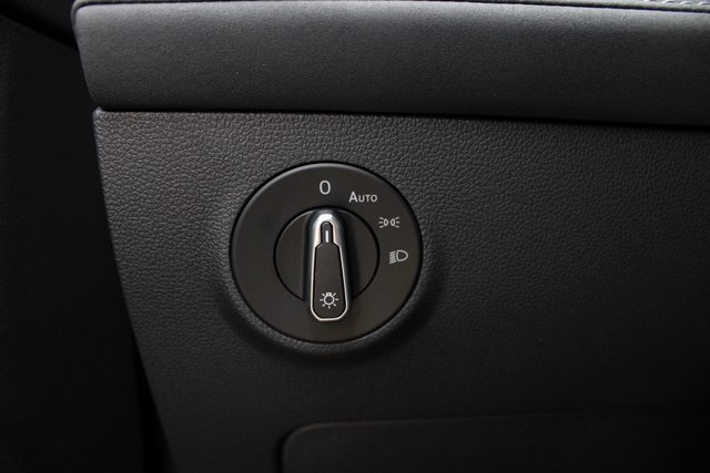 2025 Volkswagen Taos SE photo 8