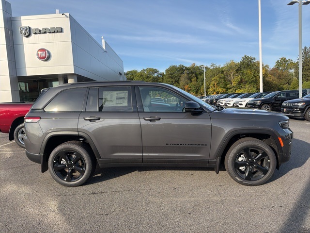 2025 Jeep Grand Cherokee Limited photo 2