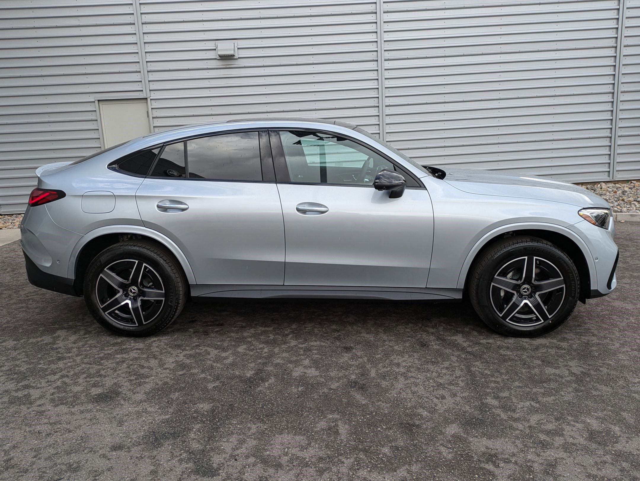 2025 Mercedes Benz GLC 300 photo 2