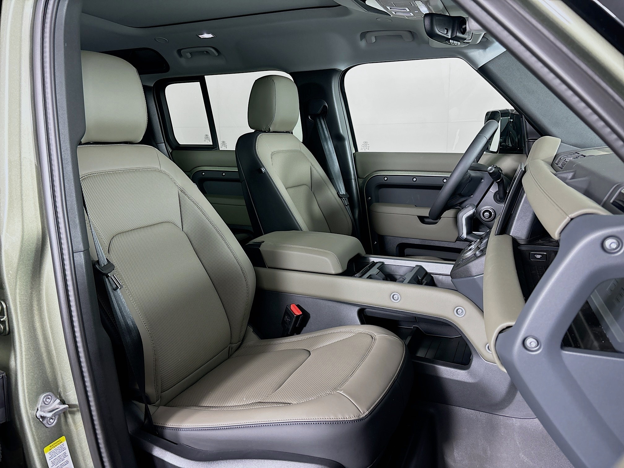 2025 Land Rover Defender 110 S photo 24
