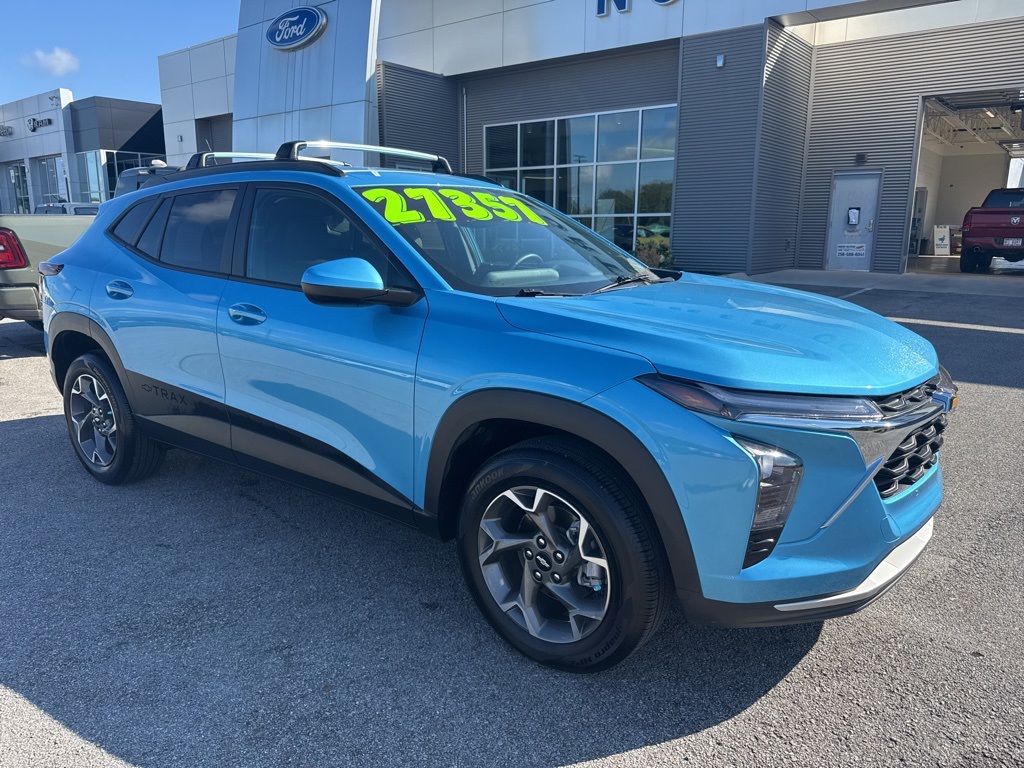 2025 Chevrolet Trax LT photo 2