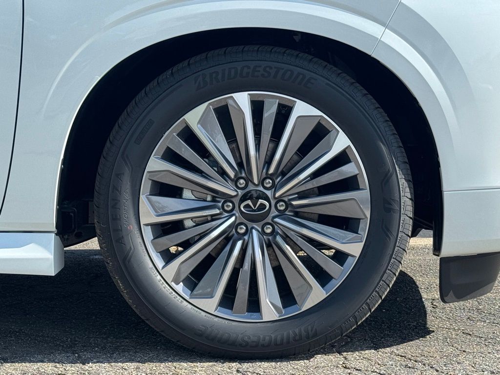 2025 Infiniti QX80 Luxe photo 2