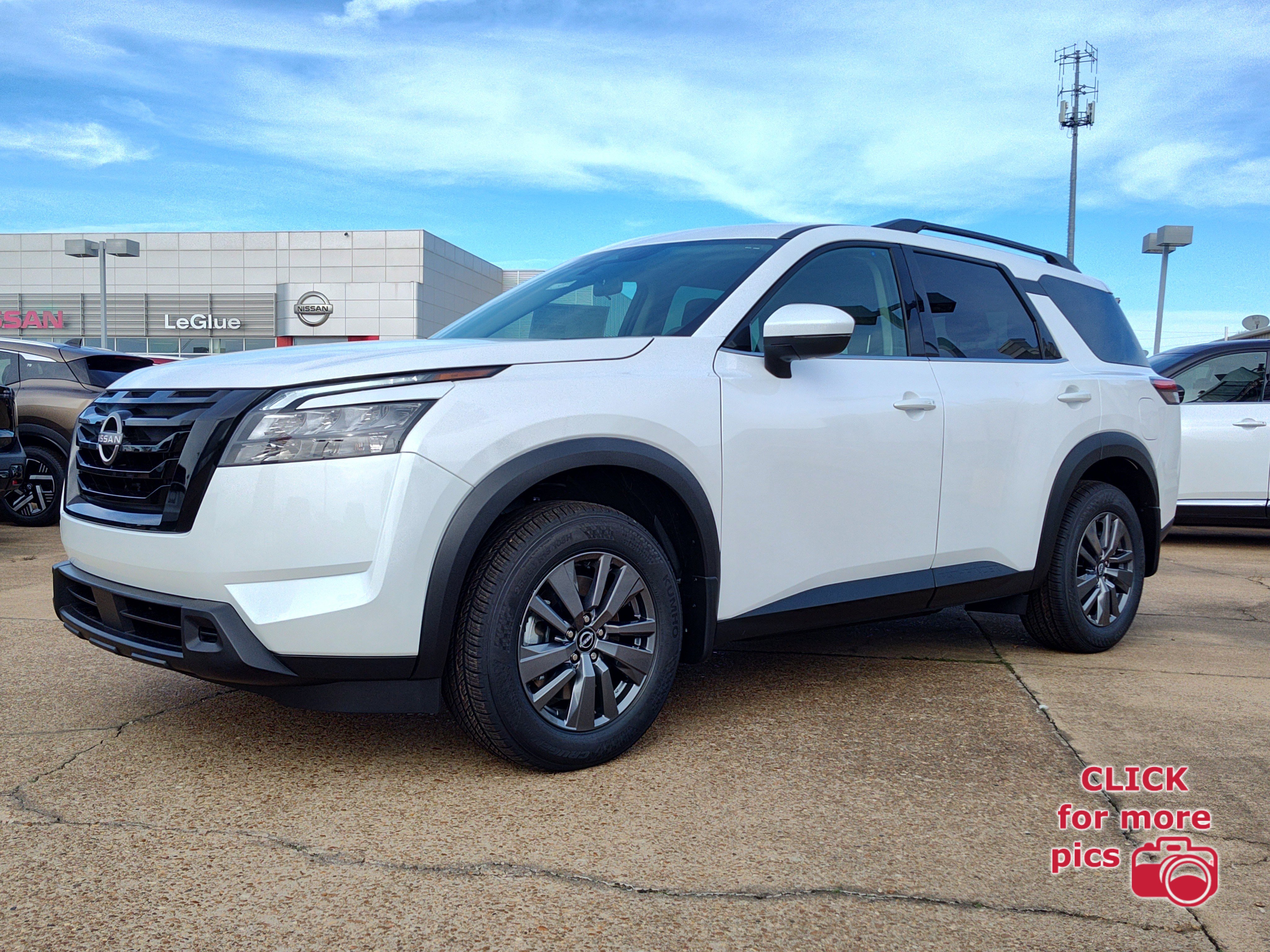 2025 Nissan Pathfinder SV's photo