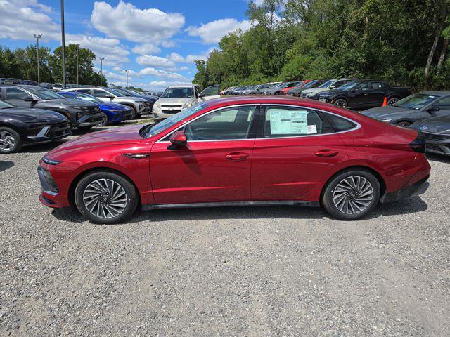 2025 Hyundai Sonata Hybrid SEL photo 2