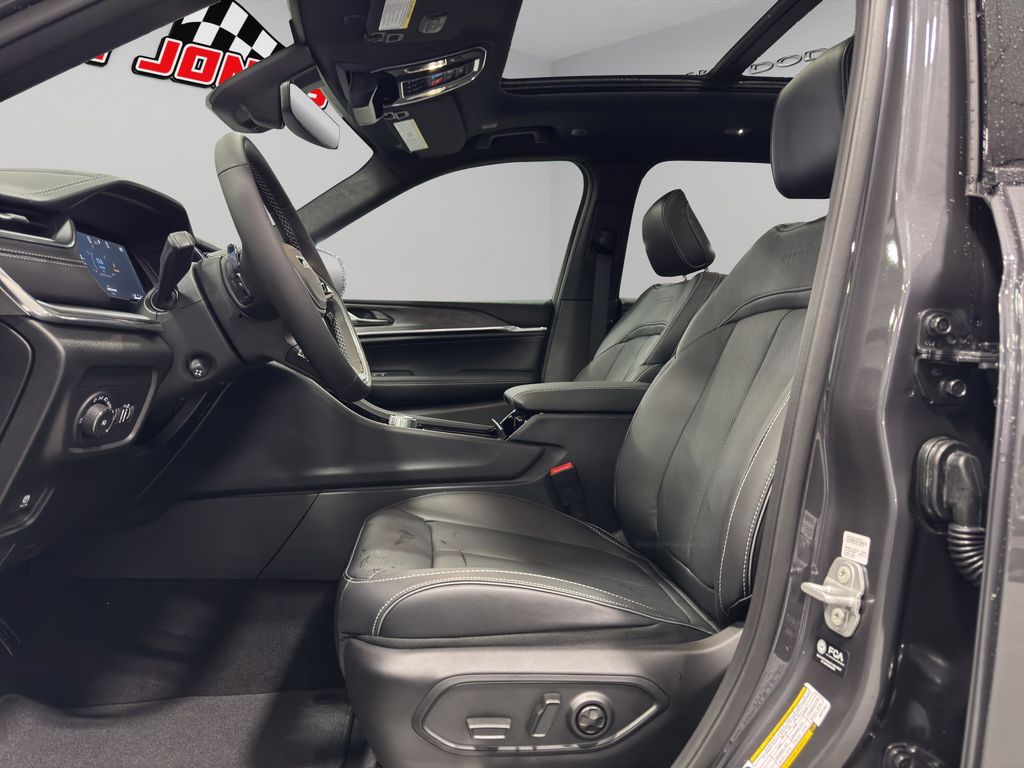 2025 Jeep Grand Cherokee Overland photo 2