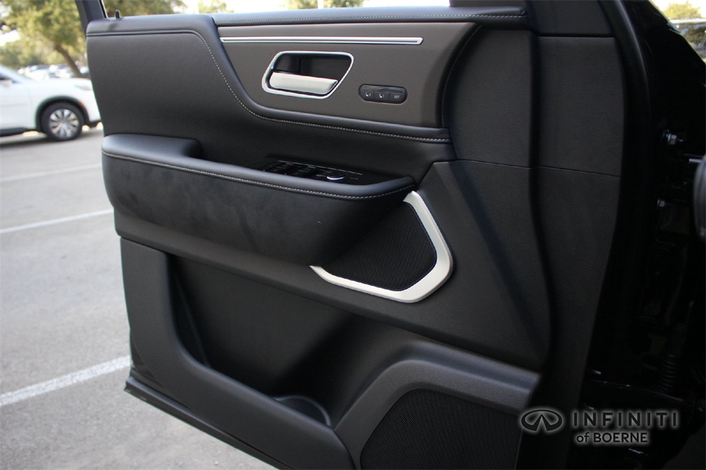 2026 Infiniti QX80 Luxe photo 9