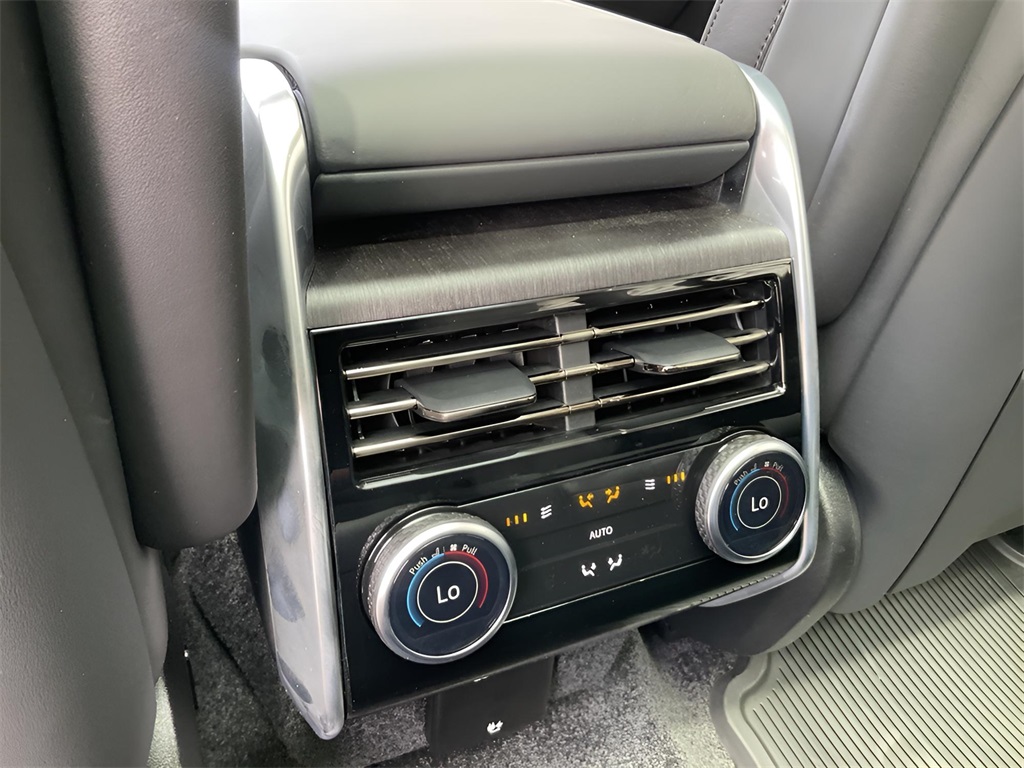 2025 Land Rover Range Rover SE photo 18